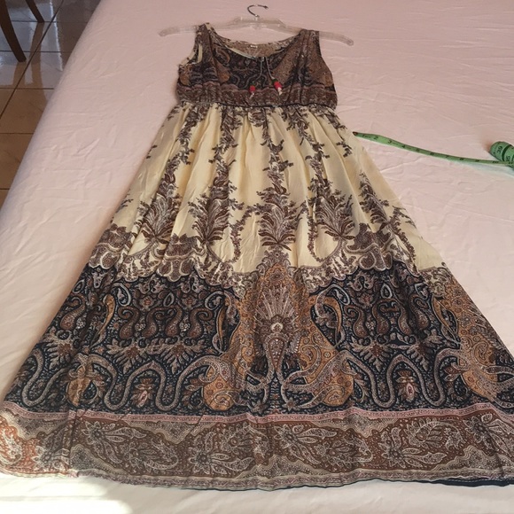 Beautiful summer dress.Tag says large, but fits more like medium.Never worn. - Picture 7 of 7